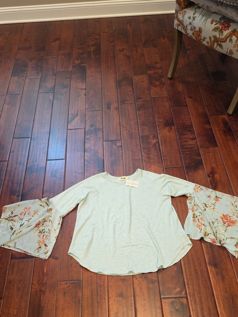 Hippi Love Mint Green Bell-Sleeve Floral Top Size M w Tags